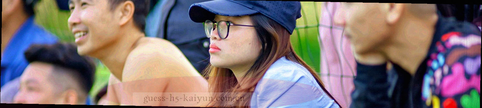 深墨蓝底上的细线网格与刻度纹理示意，局部有荧光绿刻度高光